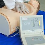 Simulador-Torso-para-Treino-de-RCP-com-Pulso-Carotideo-e-Painel-Led-Center-Medical