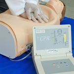 simulador-torso-para-treino-de-rcp-com-pulso-carotideo-e-painel-led.centermedical.com.br